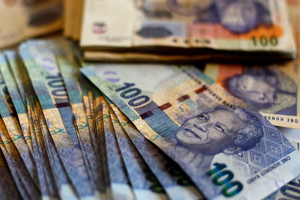 Rand plunges 2.5% against US dollar as SARB keeps repo rate unchanged